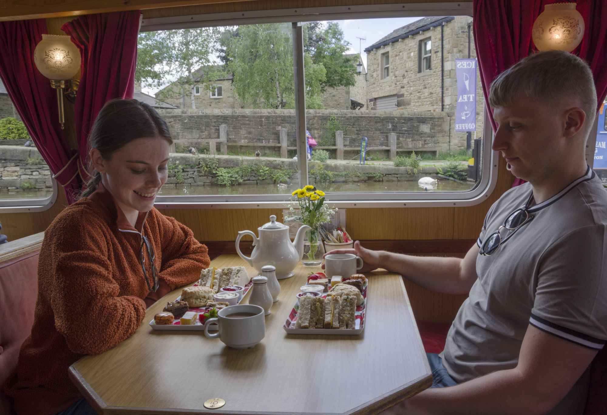 20190621-_K707158-min Two people eating